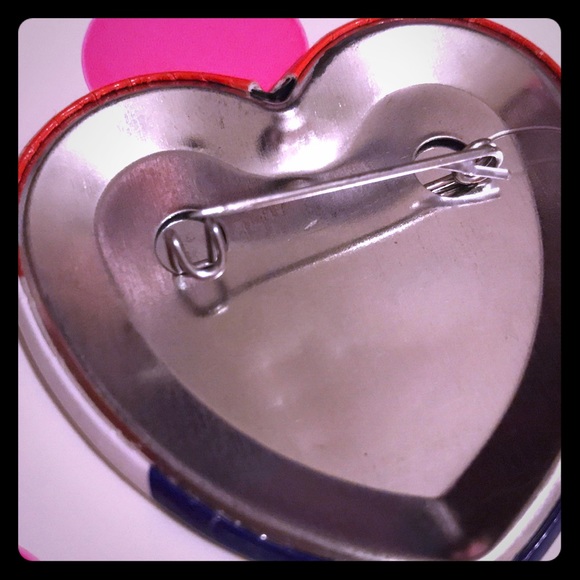 💕❌❌‼️SOLD‼️❌❌PINK VS RED/WHITE/V❤️TE Button NWT💕 - Picture 3 of 4